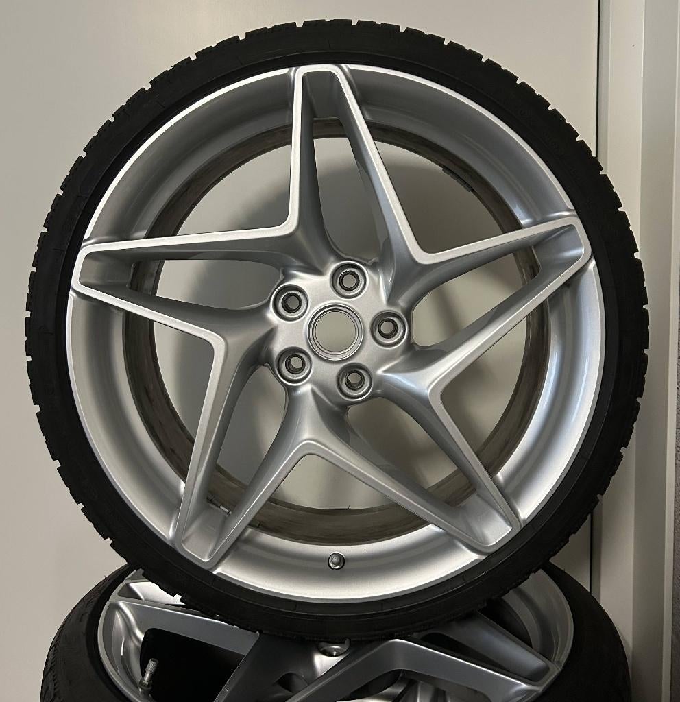 Winter! Originele Ferrari F8 Tributo Velgen + Banden, Auto-onderdelen, Gebruikt, Banden en Velgen, 235 mm, Personenwagen