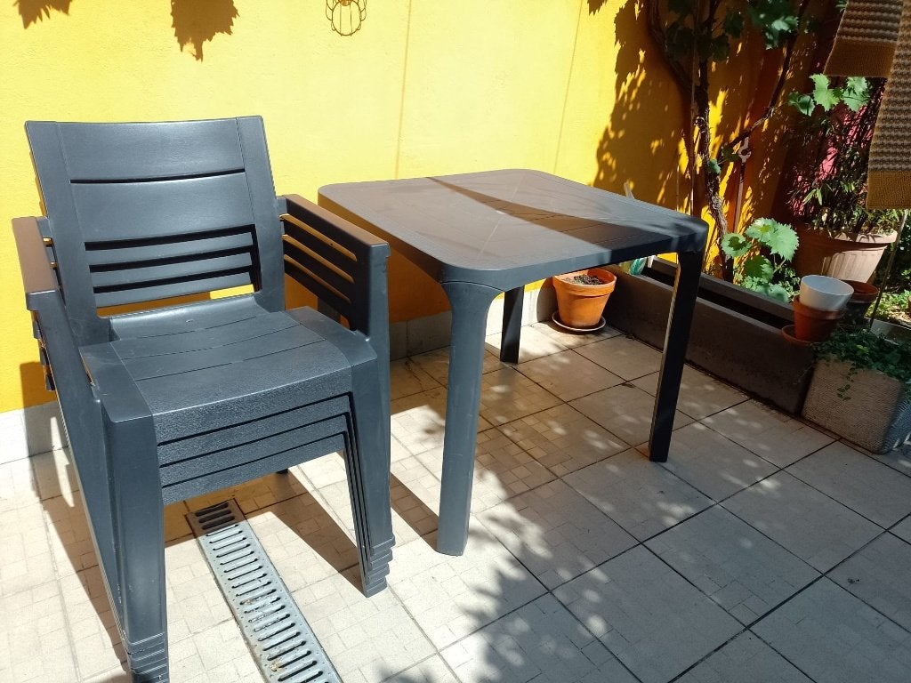 4 Chaises et table de jardin, Jardin & Terrasse, Enlèvement, Comme neuf, Plastique, Empilable