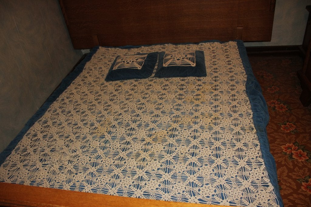 blauwe bedsprei met 2 kussentjes, Huis en Inrichting, Ophalen, Gebruikt, Overige materialen, Tweepersoons