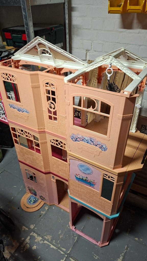 Barbiehuis groot+klein + box vol met poppen en accessoires, Ophalen, Gebruikt, Poppenhuis