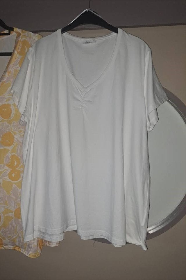 Shirt V-hals, mt 60-62, Vêtements | Femmes, Enlèvement ou Envoi, Neuf, Blanc, Chemise ou Top