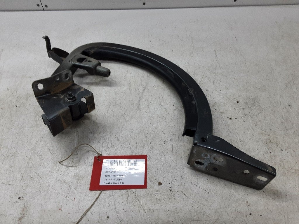 COFFRE COUVERCLE CHARNIERE DROIT A3 Limousine (8VS / 8VM), Mevr. I. Hauben, Audi, Utilisé, Rue de l'Espoir 34 34
4030  GRIVEGNÉE, BE