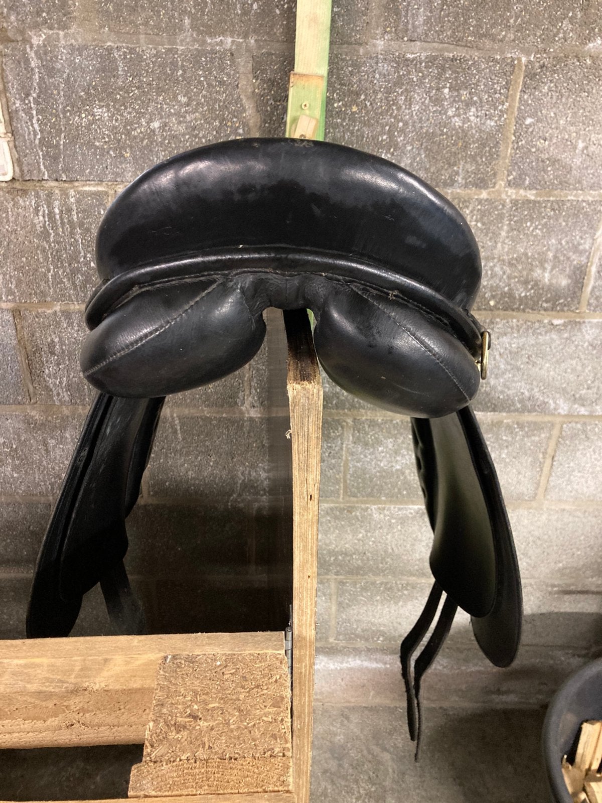 Dressuurzadel zwart 17,5 inch, Animaux & Accessoires, Chevaux & Poneys | Selles, Enlèvement, Utilisé, Dressage