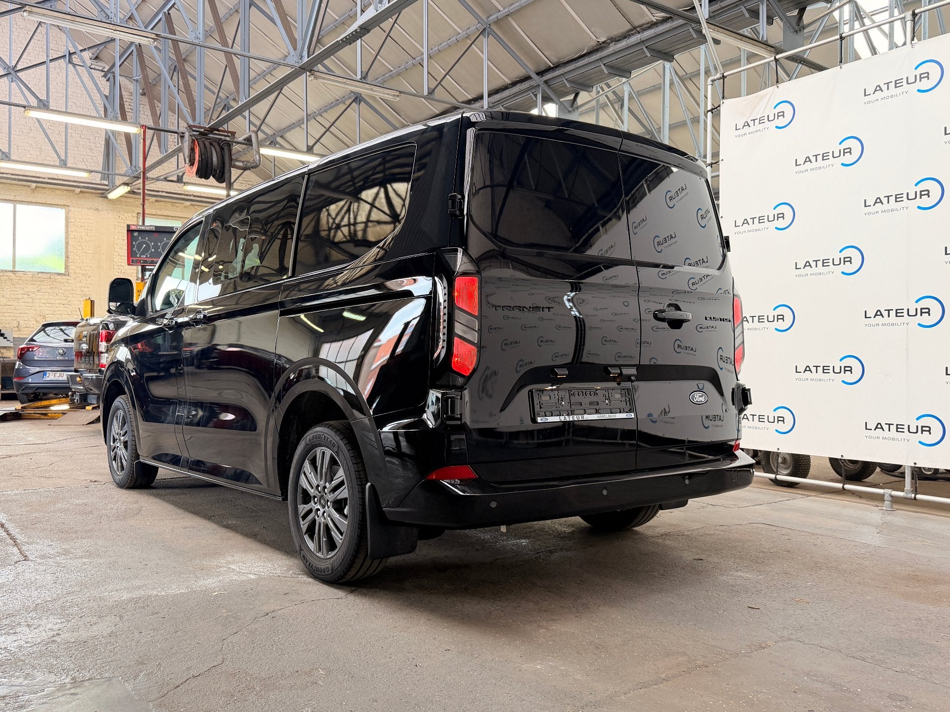 Ford Transit Custom Multi-Use Limited 320S 2.0TD 170Pk / 125, Auto's, Automaat, Stof, Gebruikt, Overige kleuren