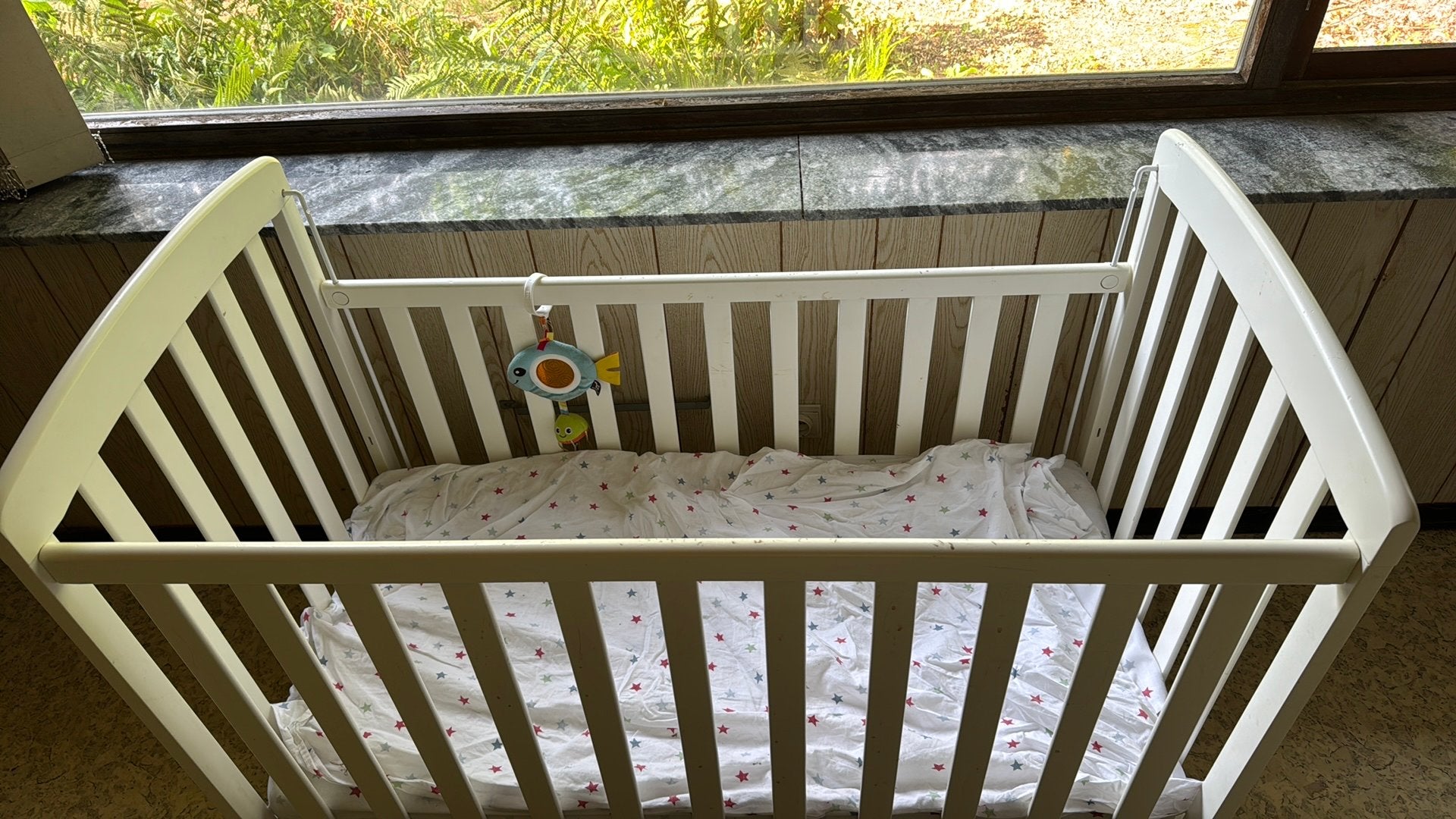 Robuust wit houten babybedje met wieltjes., Kinderen en Baby's, Babywiegjes en Ledikanten, Ophalen, Gebruikt, Ledikant