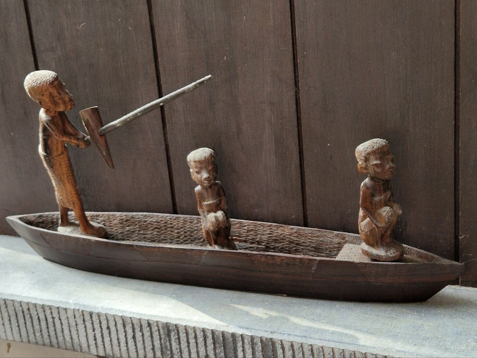Afrikaans houtsnijwerk | Pirogue (kano) met 3 figuren, Enlèvement