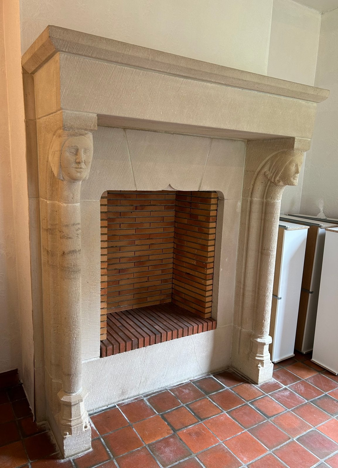 Cheminée en pierre sculptée, Enlèvement, Comme neuf