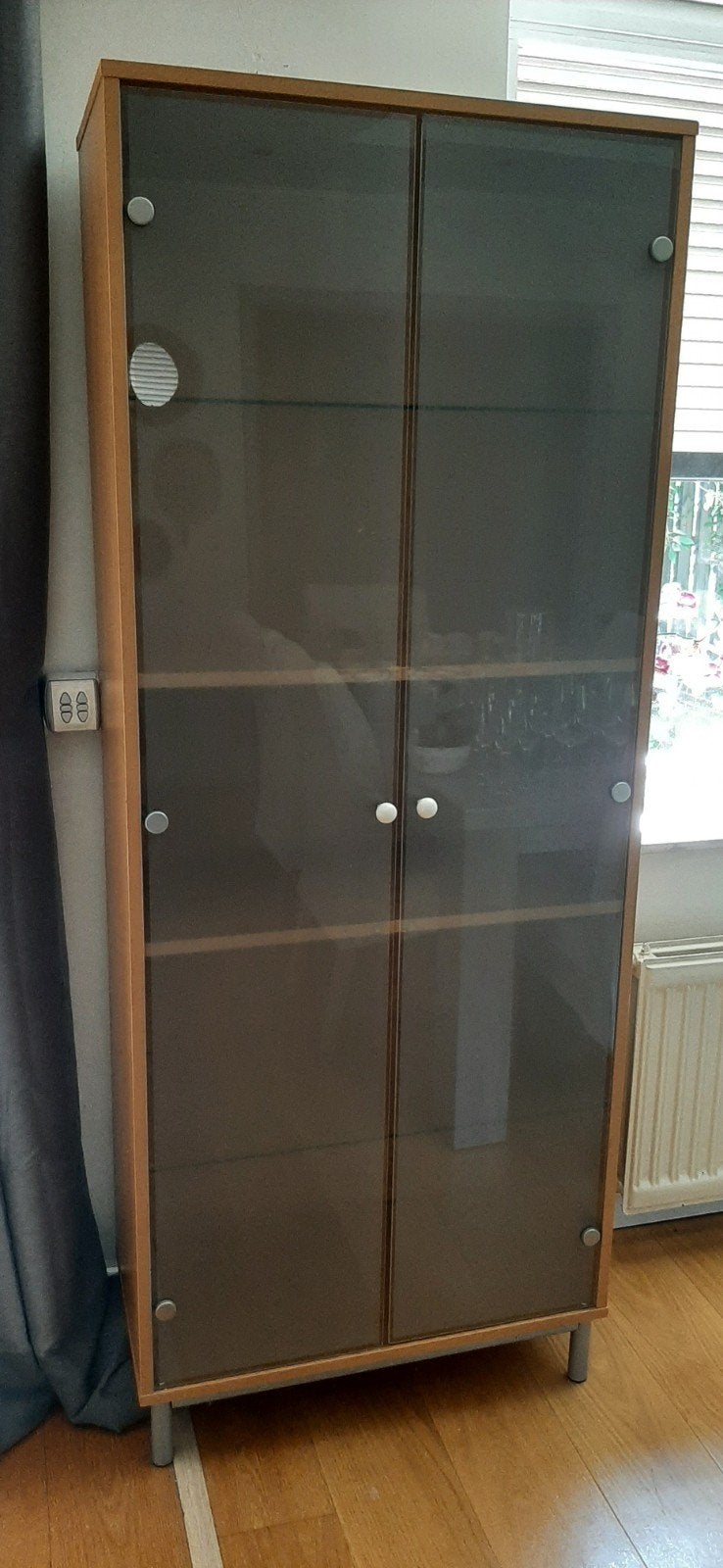 Vitrinekast, Ophalen