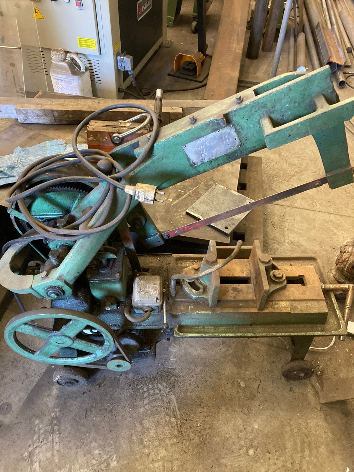 Petite scie à métaux. Fonctionne sur 220., Bricolage & Construction, Enlèvement, Comme neuf
