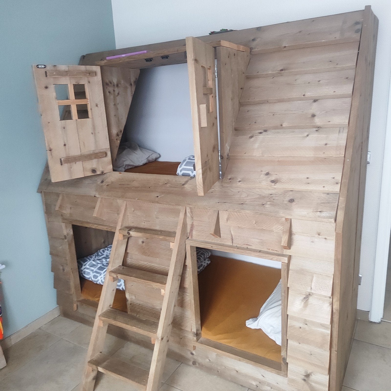 Handgemaakt steigerhouten stapelbed+kledingkast, Enfants & Bébés, Chambre d'enfant | Lits superposés & Lits mezzanines, Lits superposés