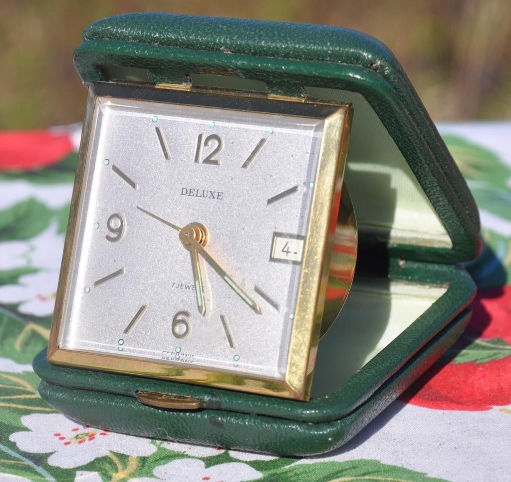 reveil de voyage avec dateur deluxe boitier vert graineux, Enlèvement ou Envoi