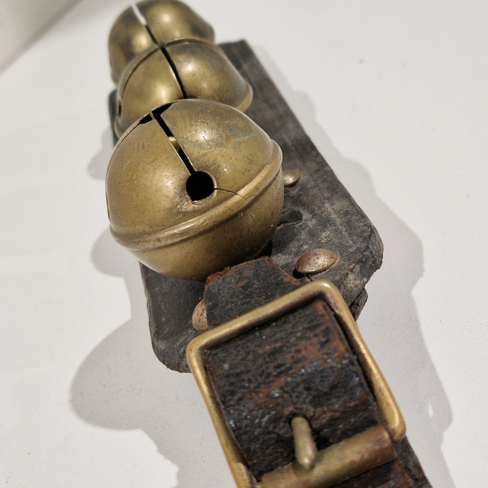 Slee paard halsband koper brons  bellen op zware lederen rie, Antiek en Kunst, Ophalen of Verzenden