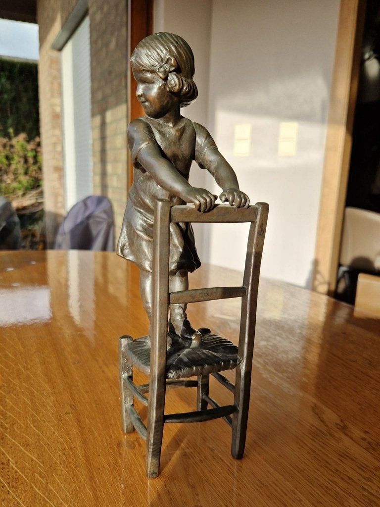 Bronzen kind op stoel, stempel van de oprichter, Ophalen of Verzenden, Brons