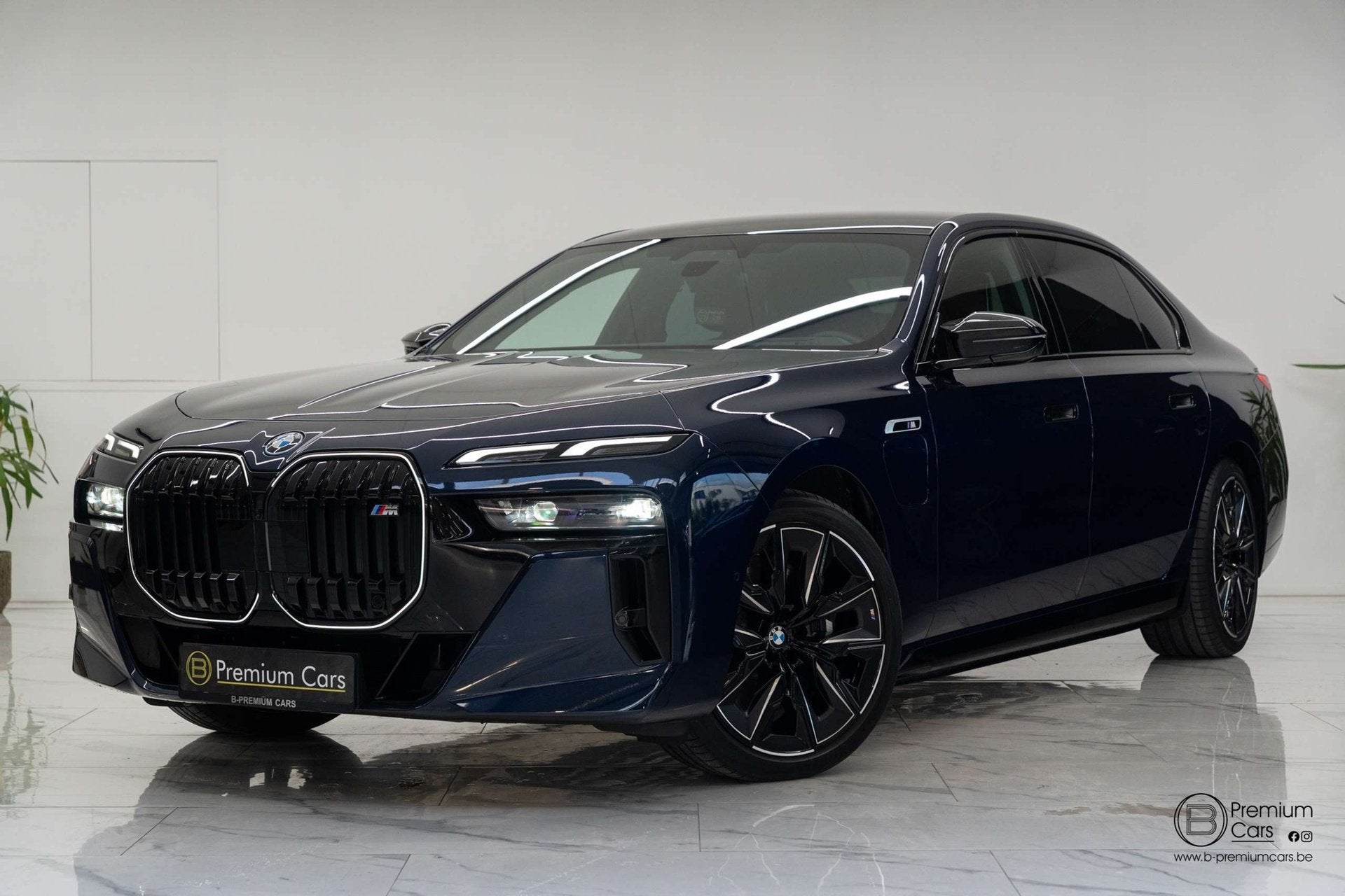 BMW 760 xDrive Individual! FULL OPTIONS! Black pack!, Auto's, Automaat, Gebruikt, Euro 6, Bi-Xenon koplampen