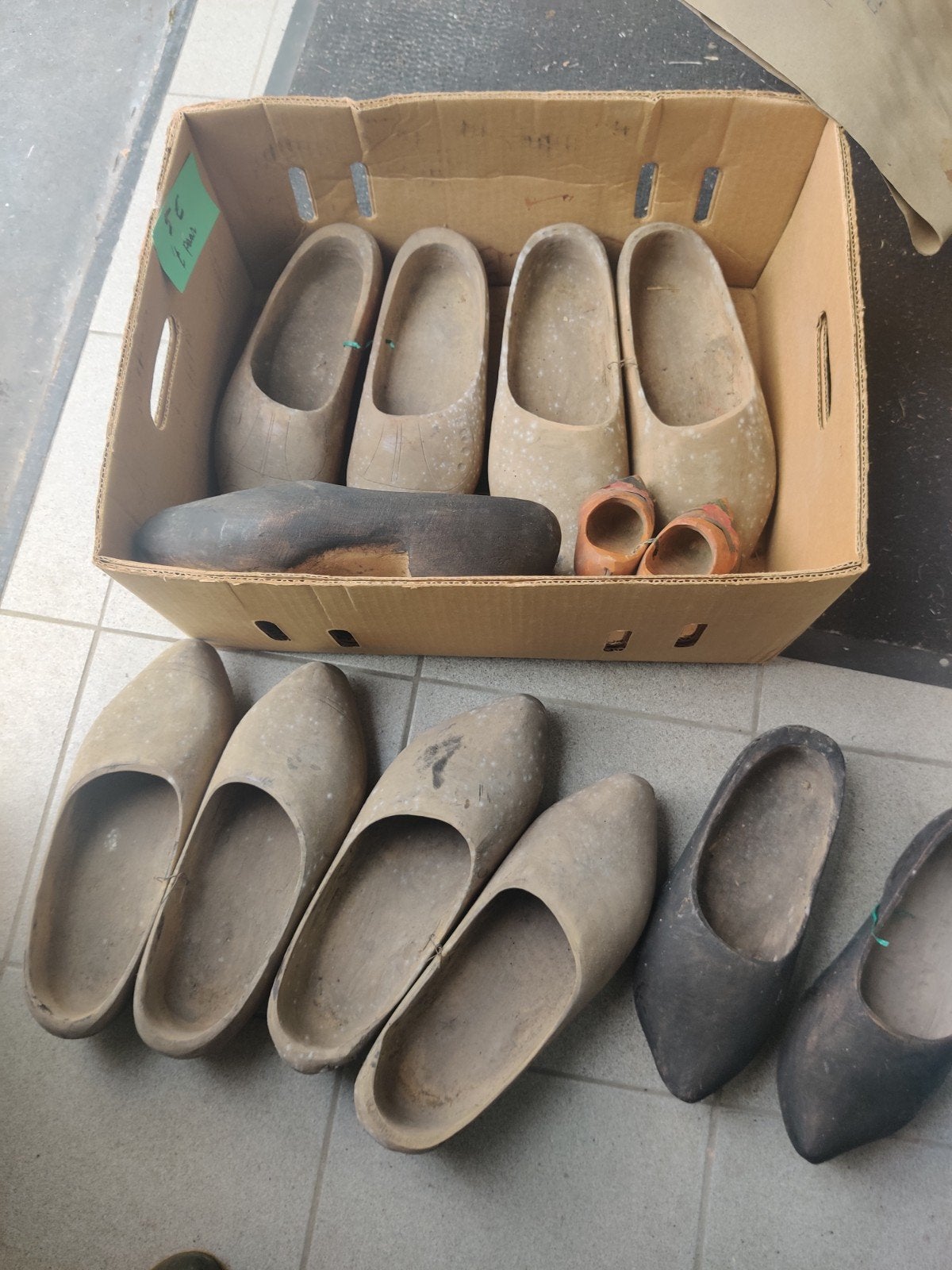 5 paar houten klompen., Ophalen
