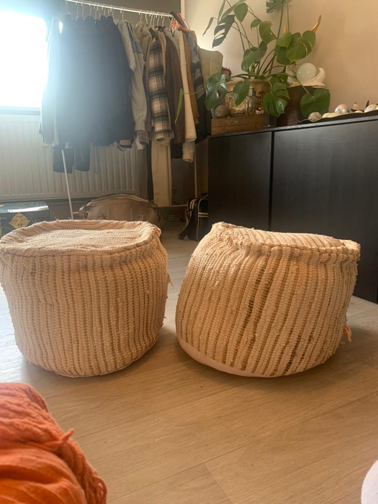 2 roze poefs, Ophalen, Zo goed als nieuw