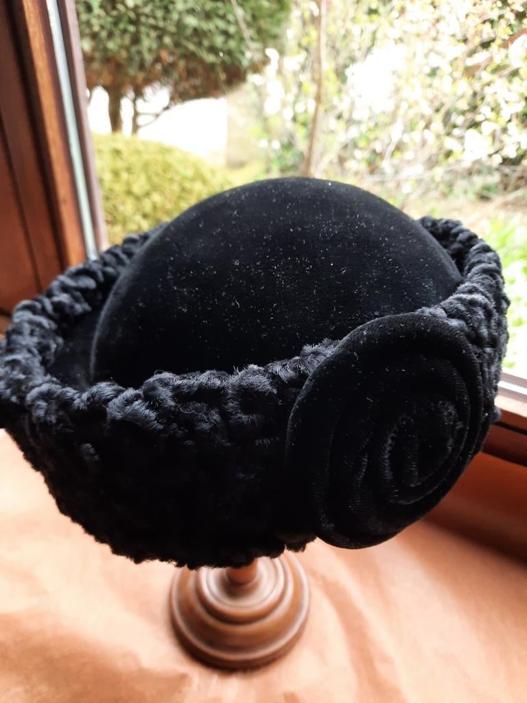 Baret hoedje afgemaakt met astrakan schapenwol ÷/- 1950, Ophalen of Verzenden