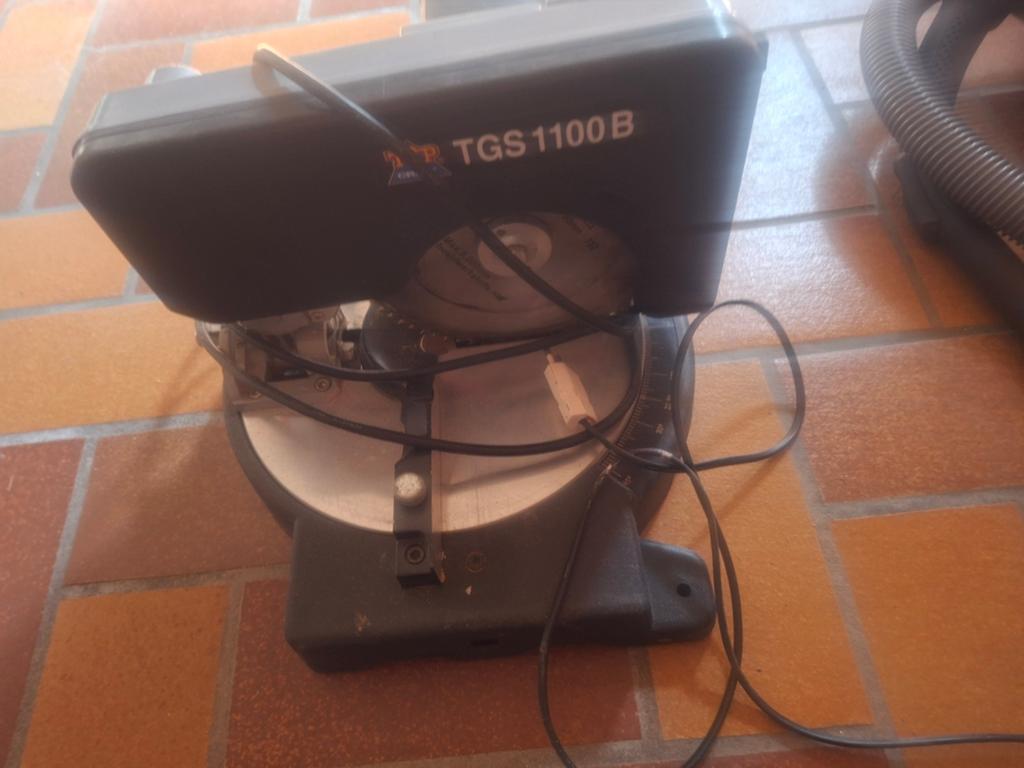 Verstekzaag   35 euro ,snoeischaar ,30 euro, Doe-het-zelf en Bouw, Gereedschap | Schuurmachines, Ophalen, Gebruikt, Overige typen