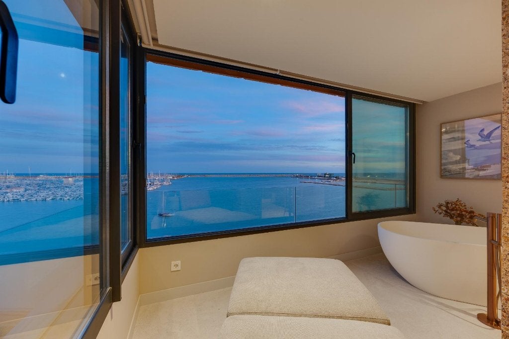 Eerstelijns appartement met open zeezicht/Torrevieja, 110 m², Torrevieja, Spanje, 2 kamers