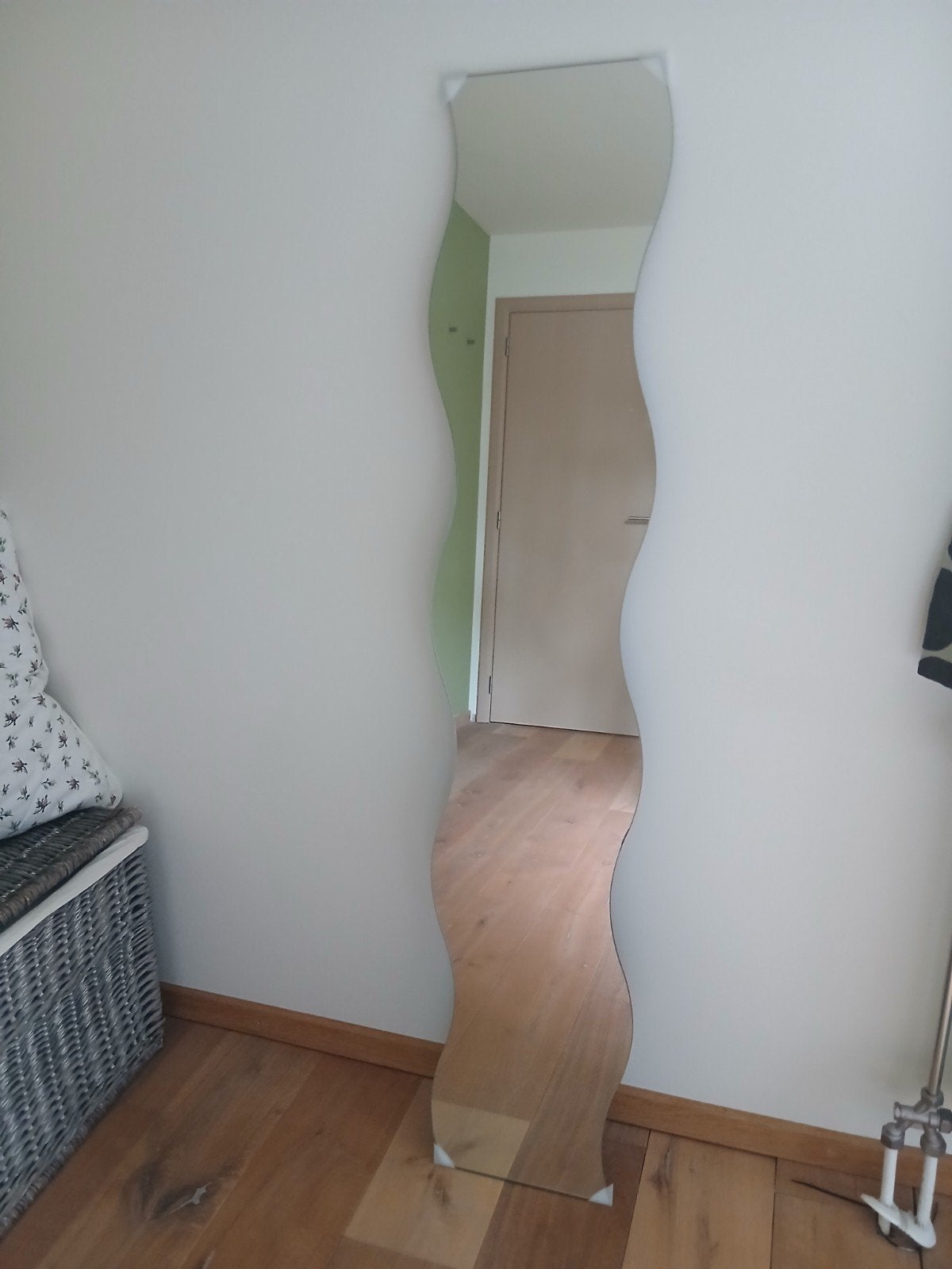 spiegel 150cm hoog, 26cm breed, soort golf/boogvorm, Ophalen, Minder dan 50 cm, 100 tot 150 cm, Zo goed als nieuw
