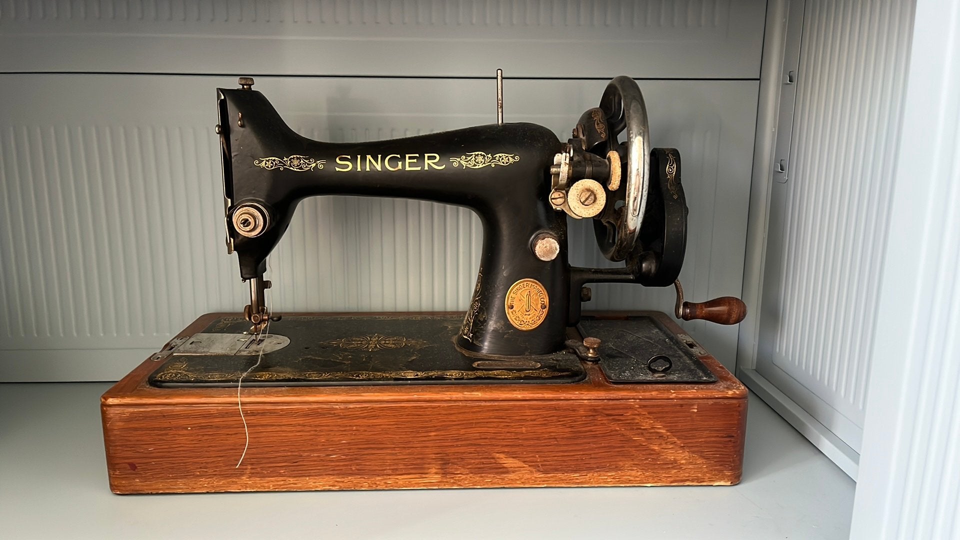 Oude singer naaimachine met toebehoren, Ophalen