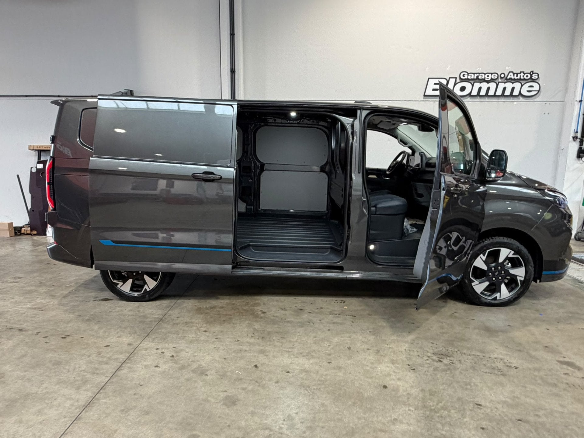 Ford Transit Custom SPORT 320 2.0 TDCI L2H1 NIEUW 5 jaar fab, Auto's, Dealer onderhouden, Gebruikt, Euro 6, 4 cilinders