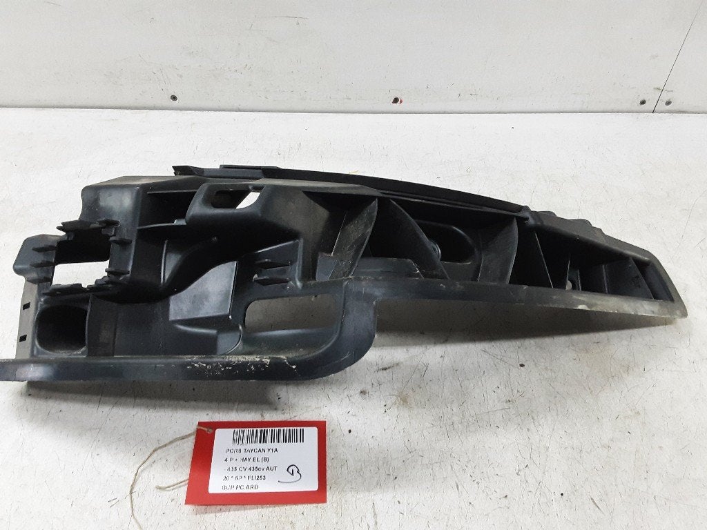 SUPPORT PARE-CHOCS ARRIÈRE DROIT Taycan (Y1A) (9J1807126), Porsche Deutschland GmbH, Porscheplatz 1
70435  Stuttgart, DE, Porsche