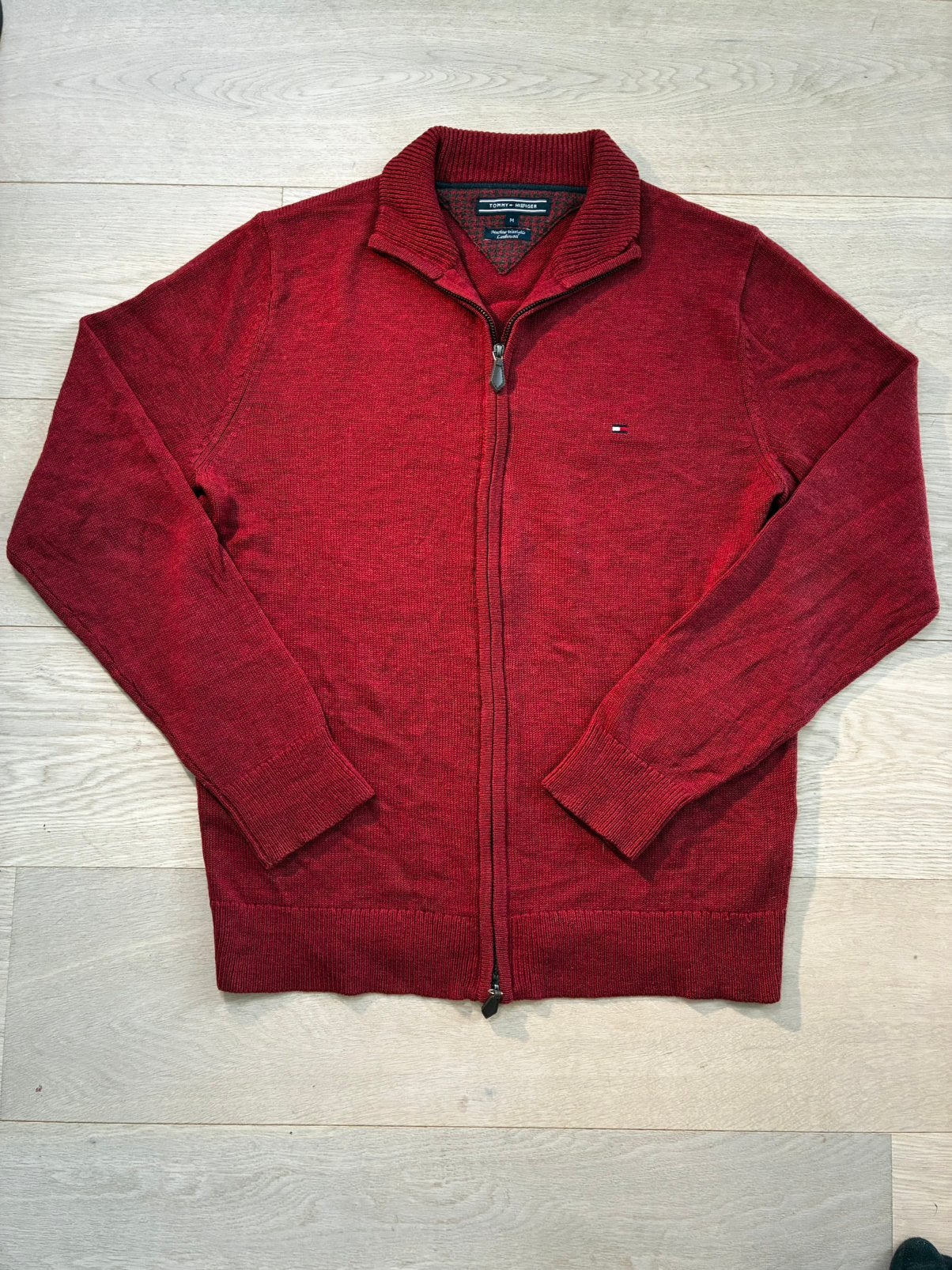 Pull zippé Tommy Hilfiger rouge M - Rarement porté, Envoi, Comme neuf, Taille 48/50 (M), Rouge