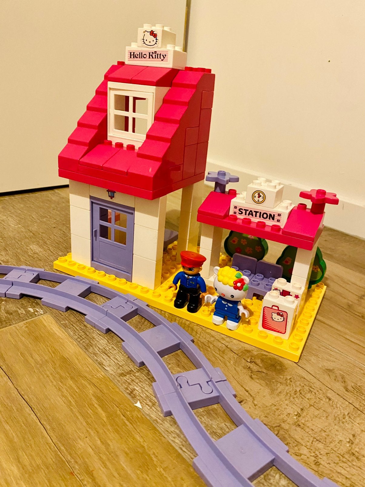 Lego Duplo trein station Kitty, Kinderen en Baby's, Speelgoed | Duplo en Lego, Ophalen of Verzenden, Zo goed als nieuw, Duplo