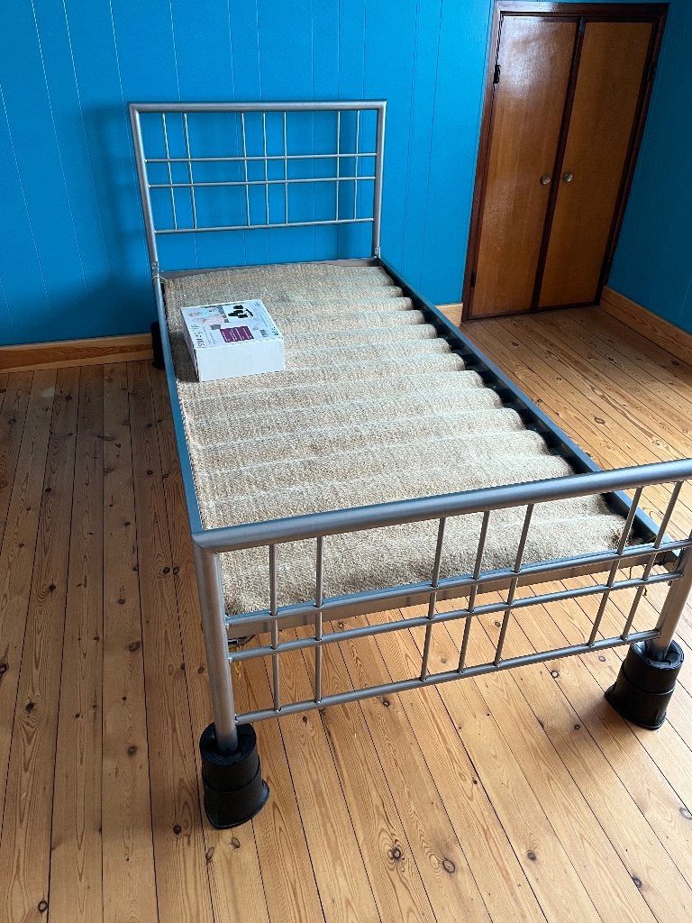 Bed 1 persoons, Neuf, Strak modern, 90 cm, Gris