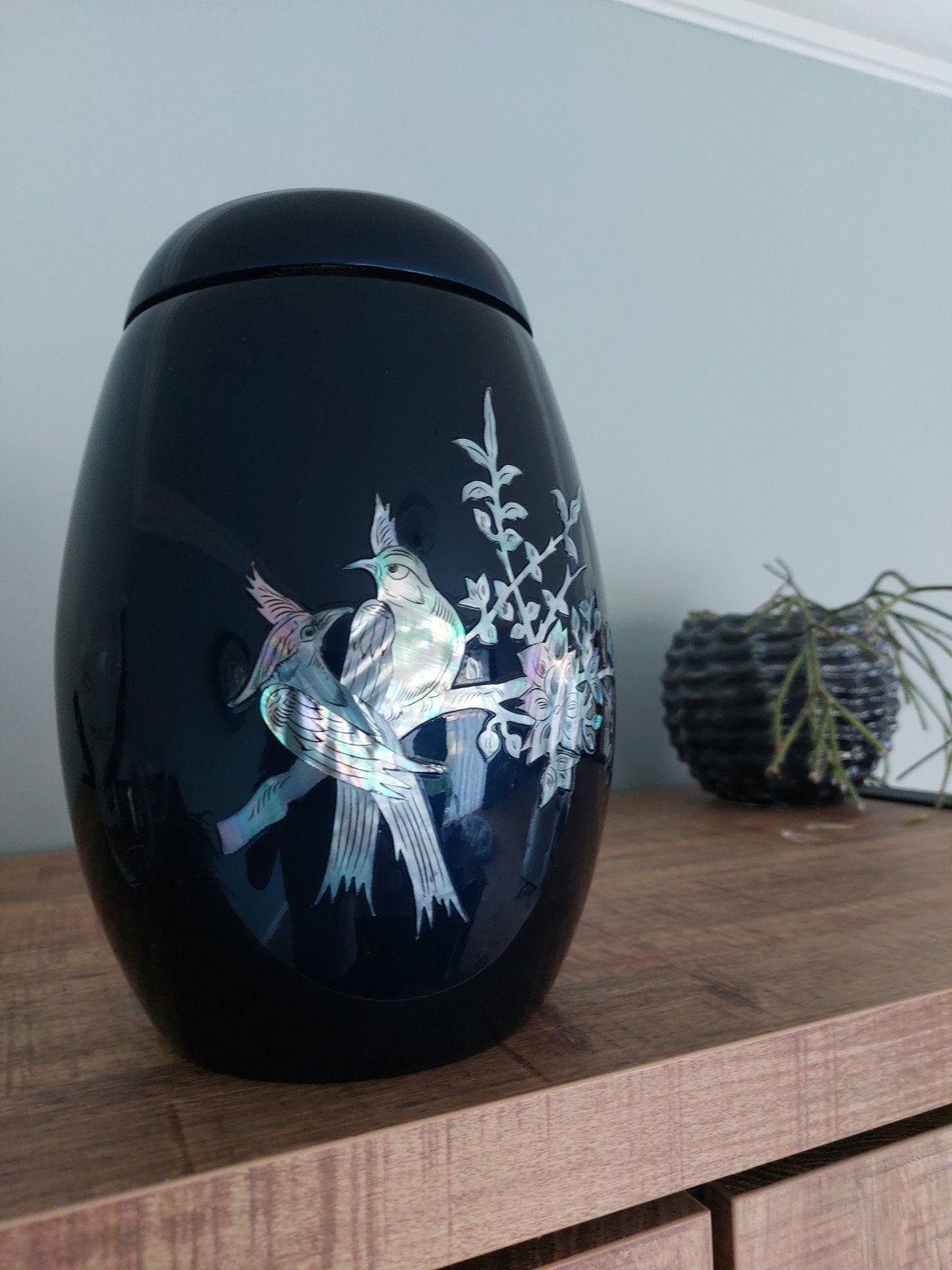 Donkerblauwe urn met parelmoer vogels, Ophalen of Verzenden