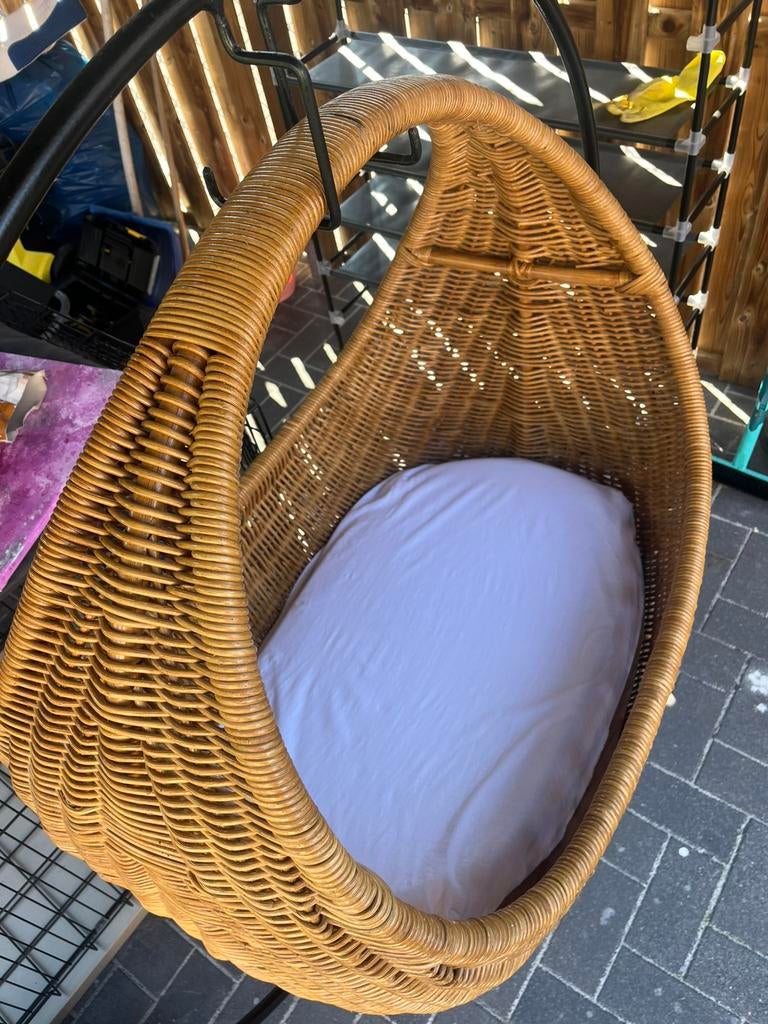 Exclusieve rotan babywieg op metalen staander., Ophalen, Zo goed als nieuw, Rotan