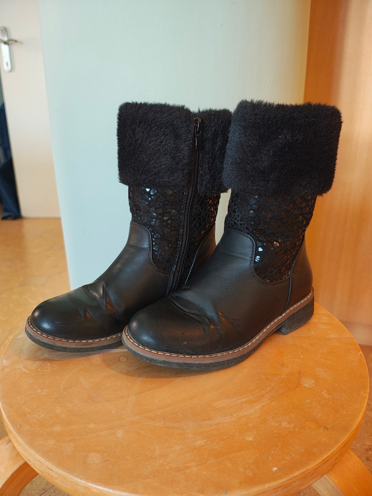 Zwarte wollen laarsjes, Vêtements | Femmes, Chaussures, Comme neuf, Enlèvement, Boots et Botinnes, Noir
