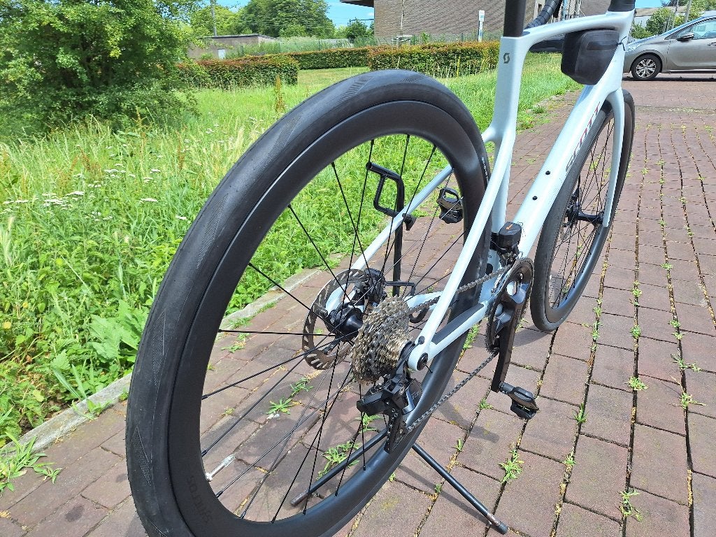 koersfiets scott addict 30 : febr. 2026 +/- 1000km, Fietsen en Brommers, 28 inch, Zo goed als nieuw, Schijfrem, Ophalen