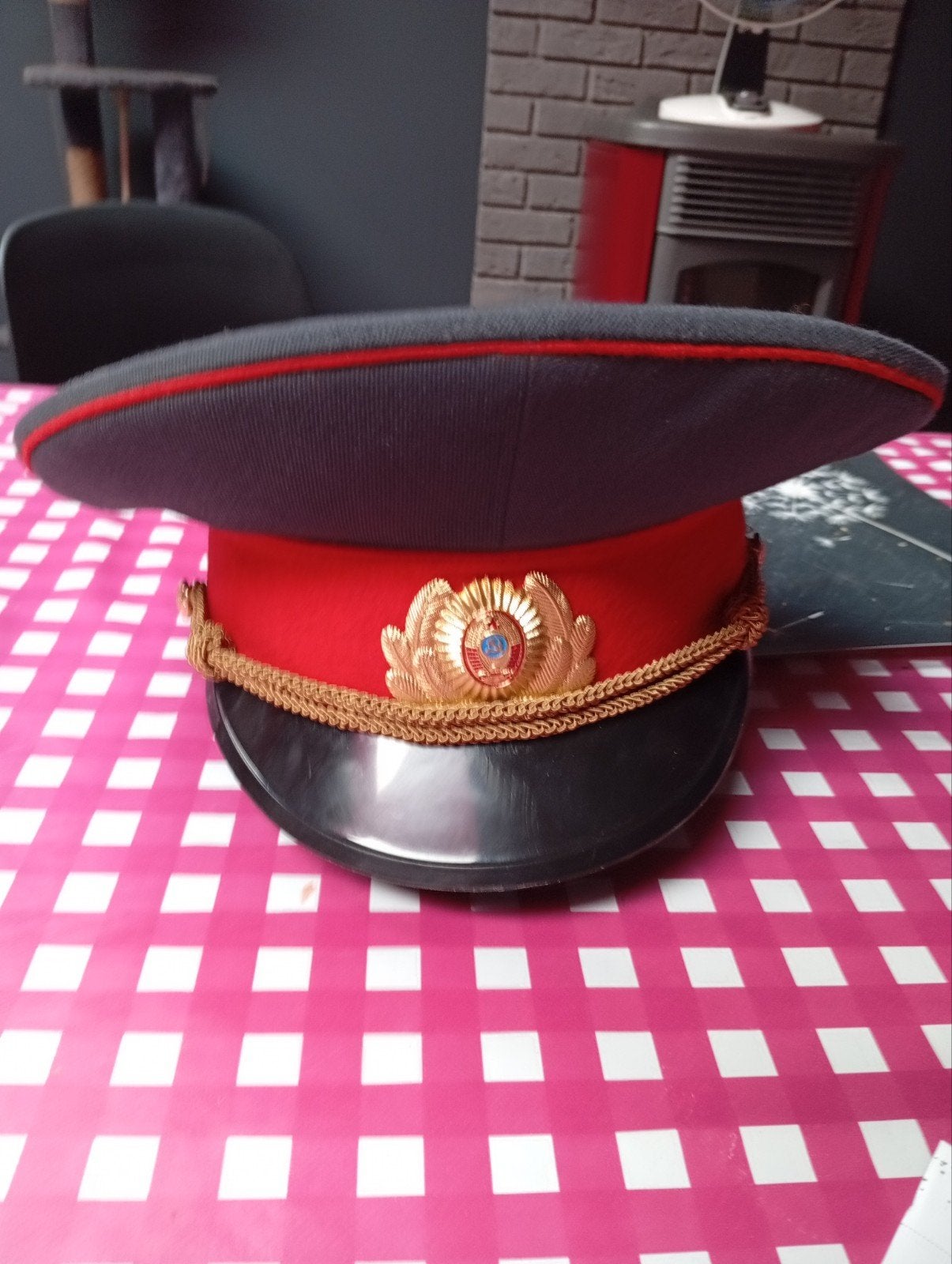 Casquette police soviétique, Enlèvement ou Envoi
