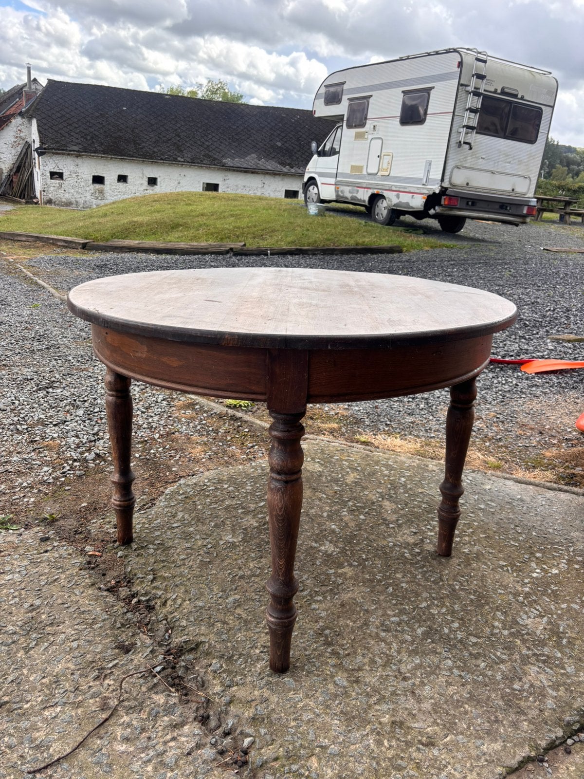 Ronde houten tafel, Ophalen