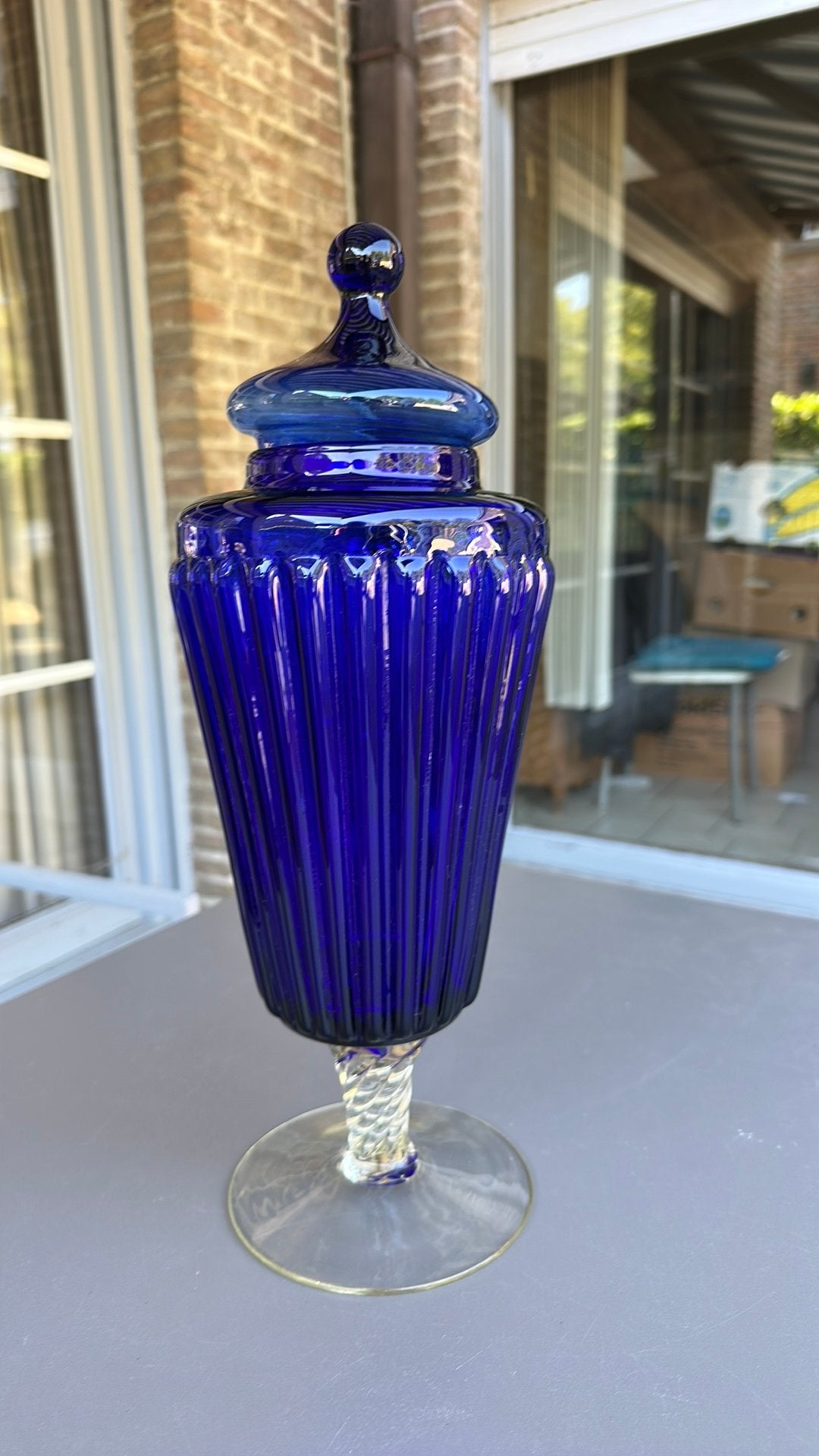 Dekselvaas (covered candy jar) van kobaltblauw geperst glas., Enlèvement