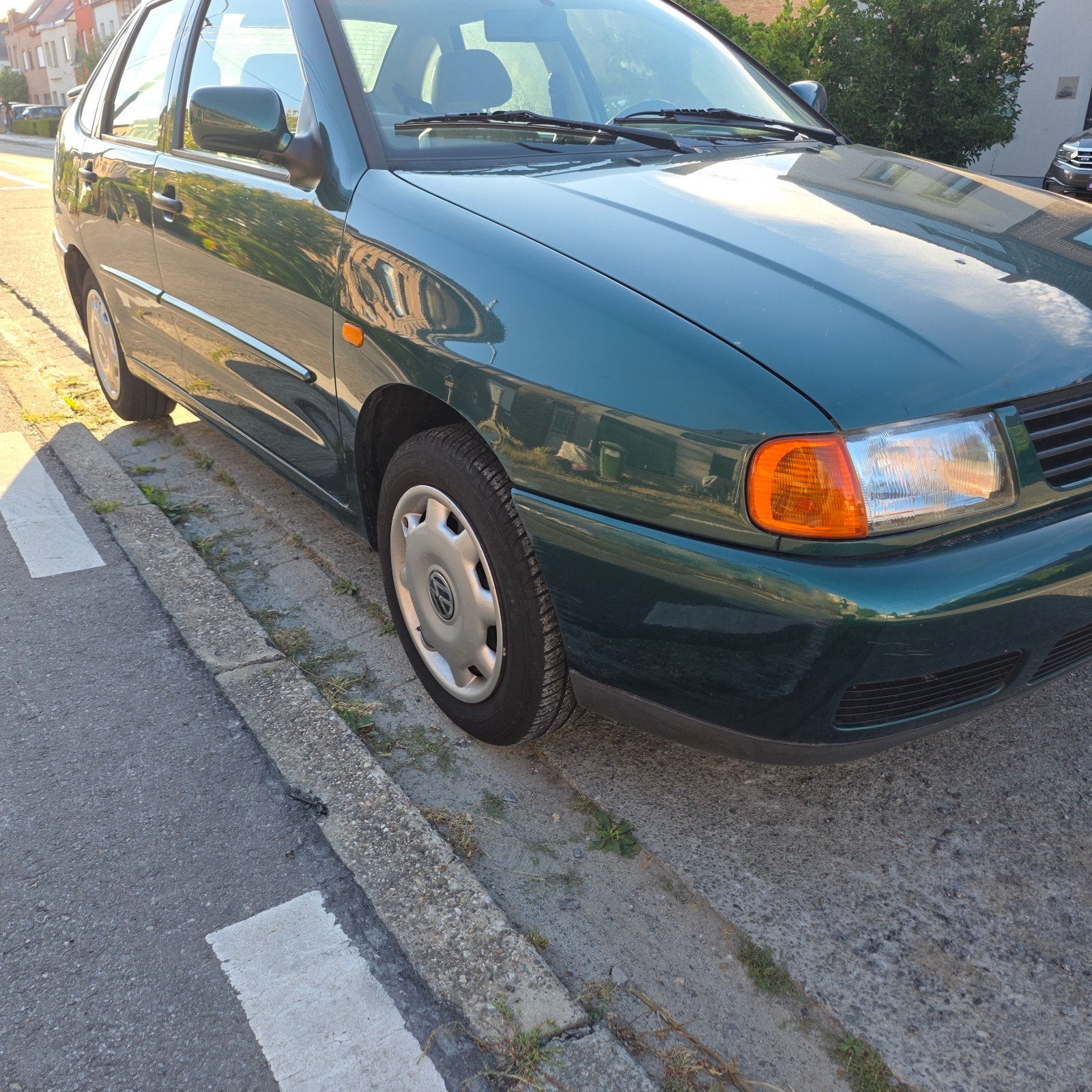 Volkswagen Polo Sedan 1.4i 97000km 1998, Auto's, Toyota, Voorwielaandrijving, 4 deurs, Stof, 4 cilinders