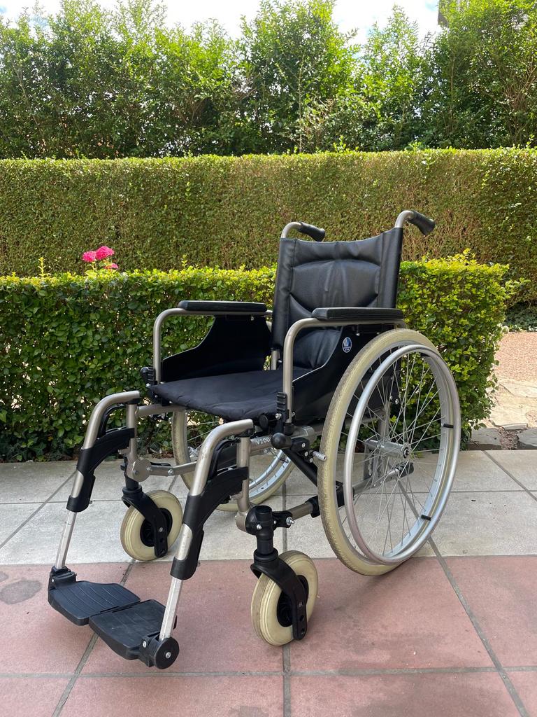 Chaise roulante pliable Vermeiren V 200 état neuf, Divers, Enlèvement ou Envoi, Pliant, Comme neuf, Fauteuil roulant manuel
