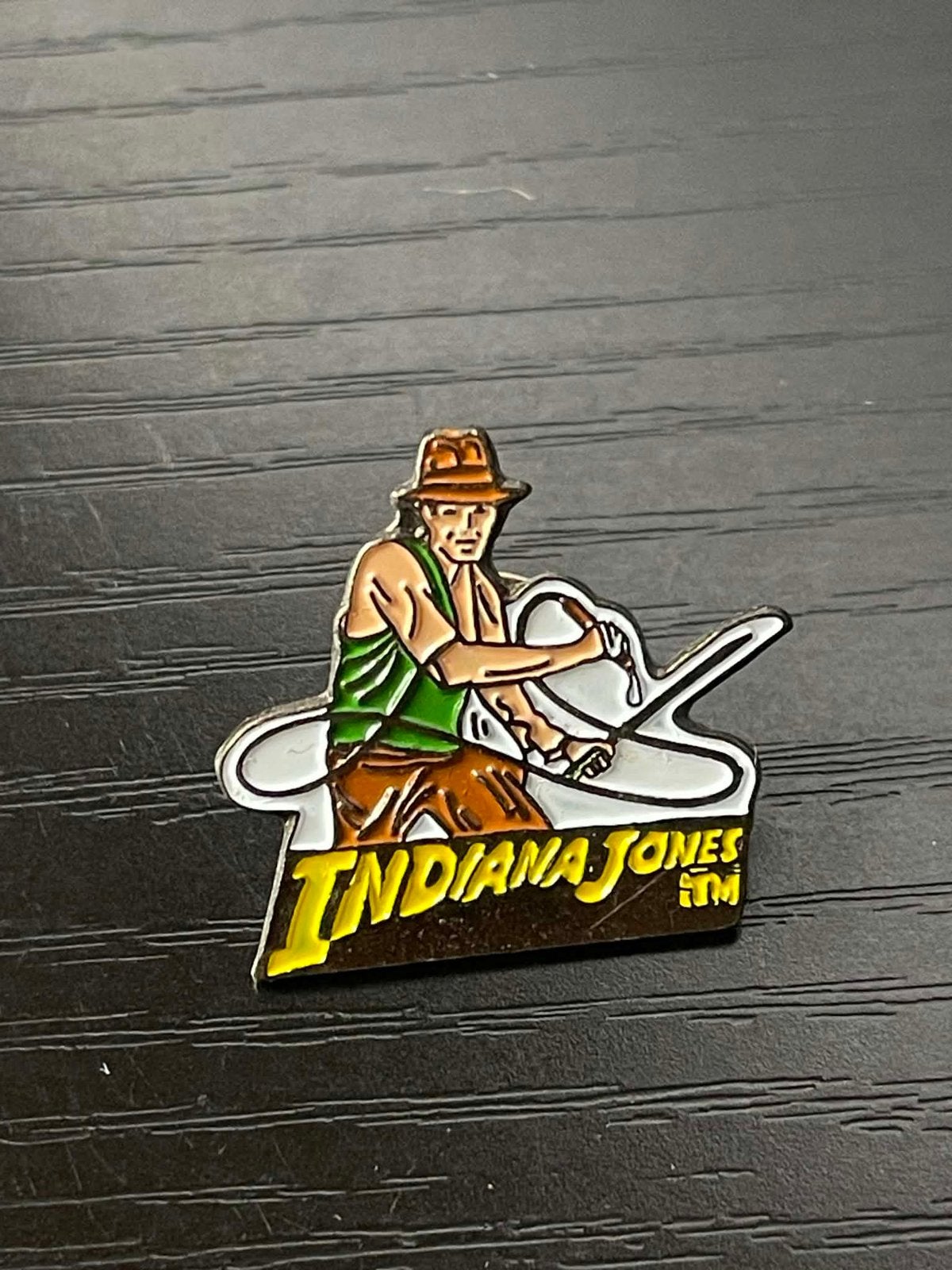 Indiana Jones Vintage 1993 geëmailleerde pin, Collections, Cinéma & Télévision, Enlèvement ou Envoi, Comme neuf, Film, Ustensile
