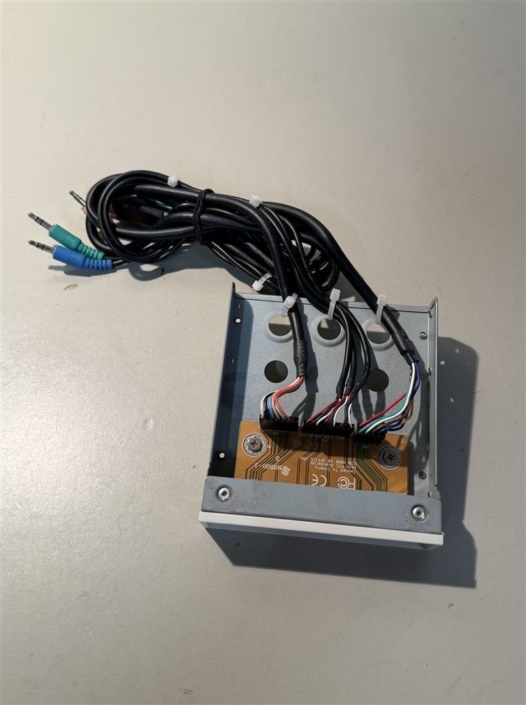 FireWire USB-hoofdtelefoonaudio 3,5-inch floppy bay beige vo, Computers en Software, Geluidskaarten, Ophalen of Verzenden, Zo goed als nieuw