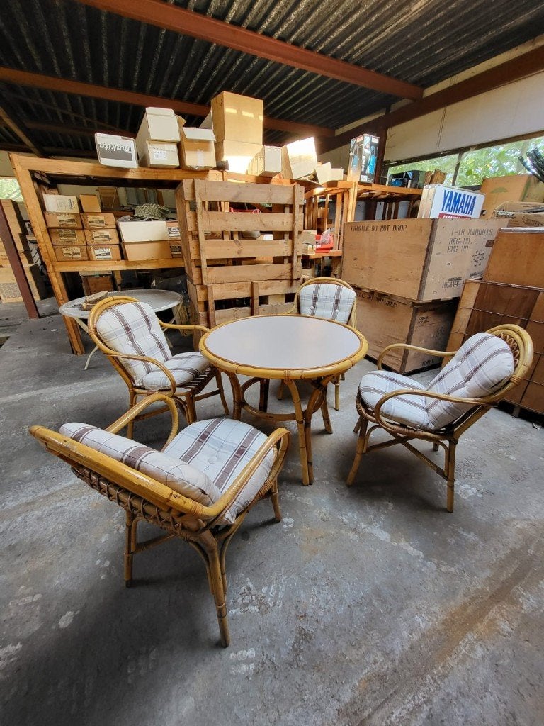 Vintage rotan tuinset - 4 stoelen met kussens en ronde tafel, Tuin en Terras, Ophalen, Gebruikt, Rotan, Stapelbaar