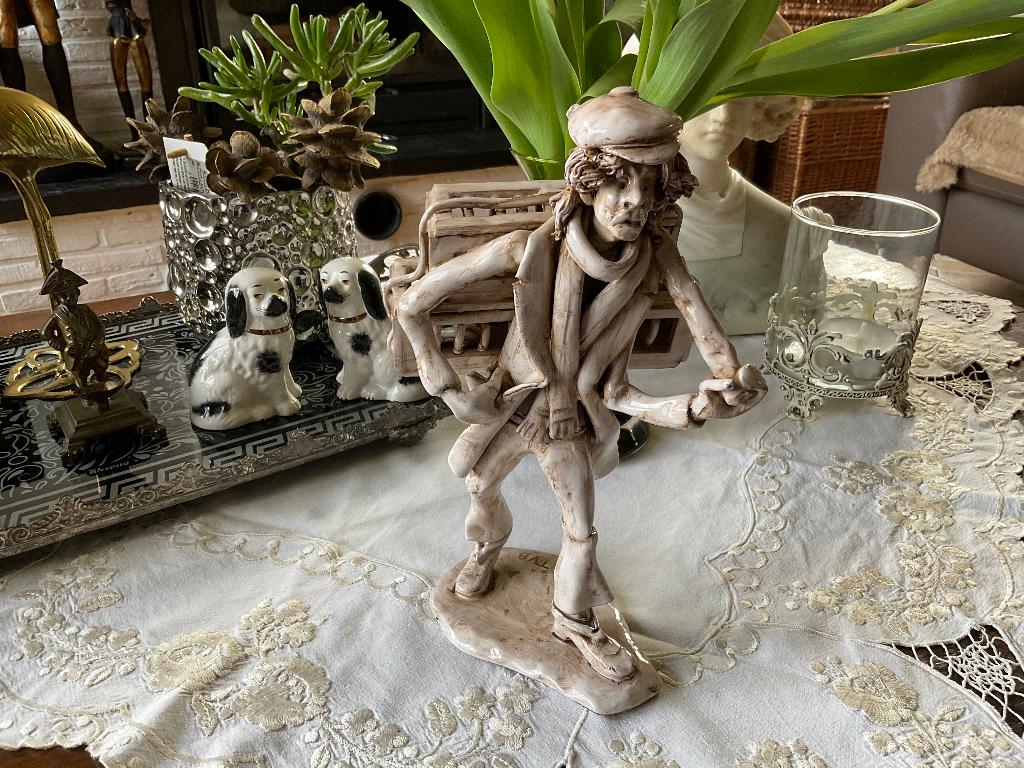 Beeld duivenmelker keramiek, Antiek en Kunst, Ophalen of Verzenden