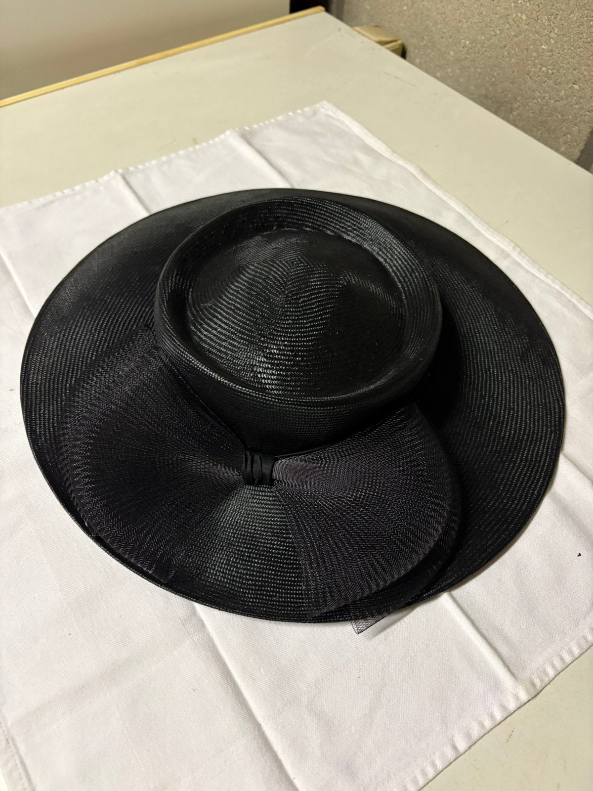 Zwarte dames hoed, 1 keer gedragen voor bruiloft, Ophalen of Verzenden, Zo goed als nieuw, 56 of 57 cm (M, 7 of 7⅛ inch), Hoed