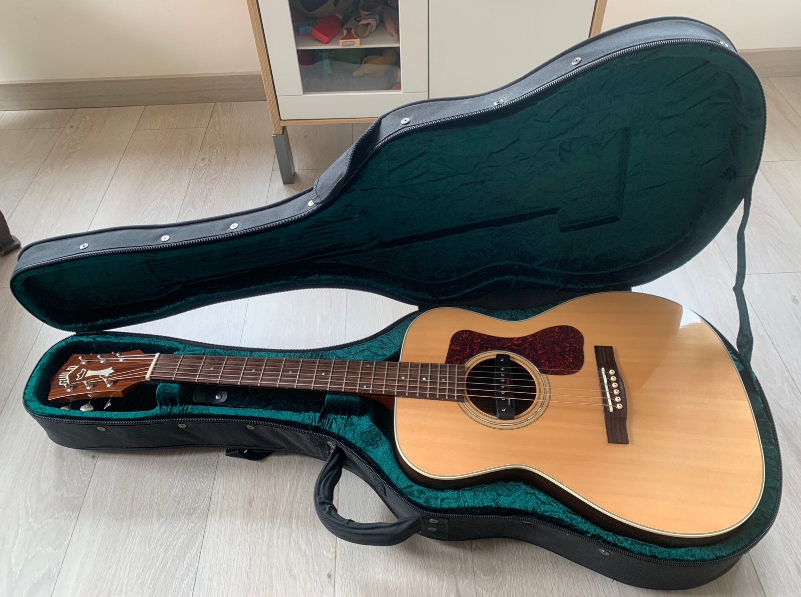 Guild OM-150 Westerly Collection + pickup, Enlèvement, Comme neuf, Guitare Western ou Guitare Folk, Avec capteur (piezo)