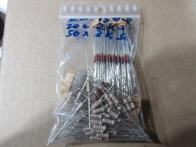 Set van 125 nieuwe weerstanden van 3k, 2k en 150 ohm, Hobby en Vrije tijd, Elektronica-componenten, Ophalen of Verzenden, Nieuw