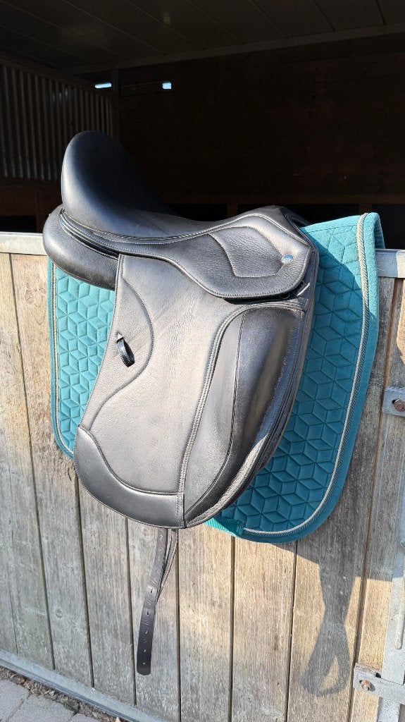 Selle de dressage Ikonic Monoquartier, Dieren en Toebehoren, Paarden en Pony's | Zadels, Ophalen, L (17.5 inch), Kniewrongen, Dressuur