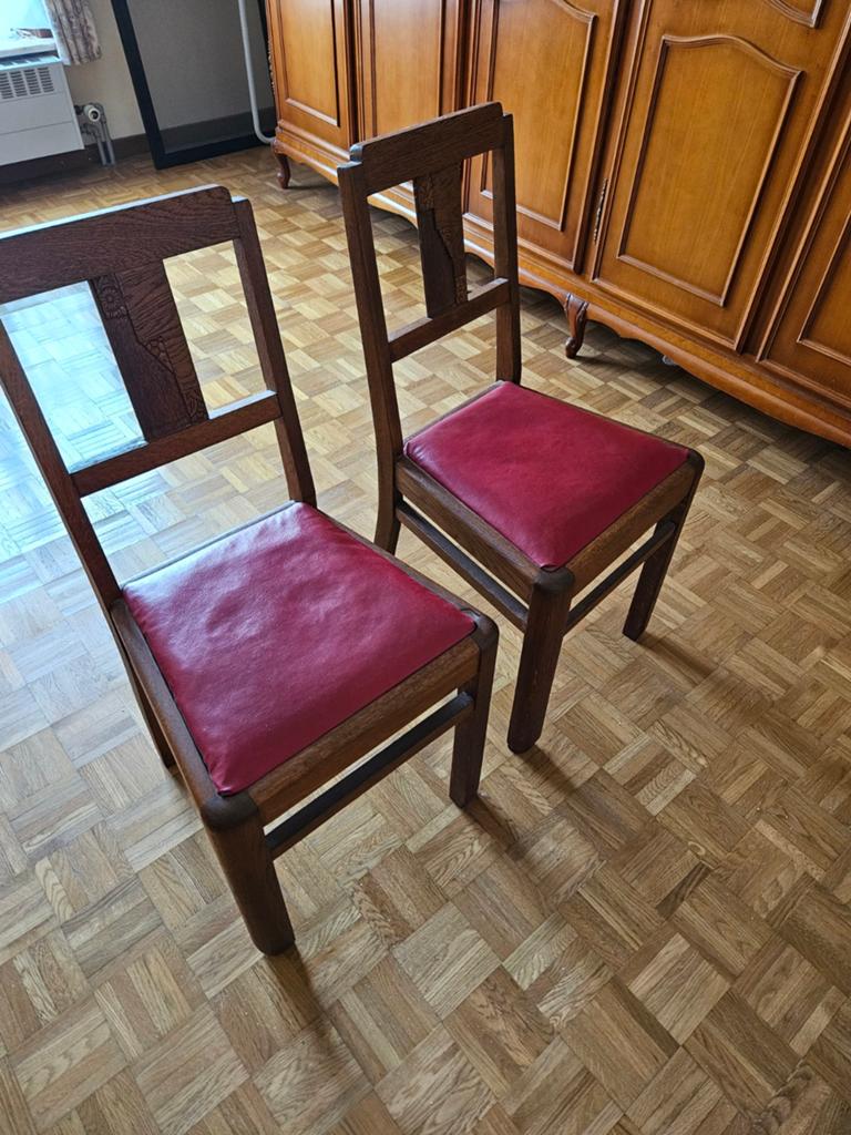 2 mooie degelijke oude houten stoelen met velours bekleding, Huis en Inrichting, Stoelen, Ophalen