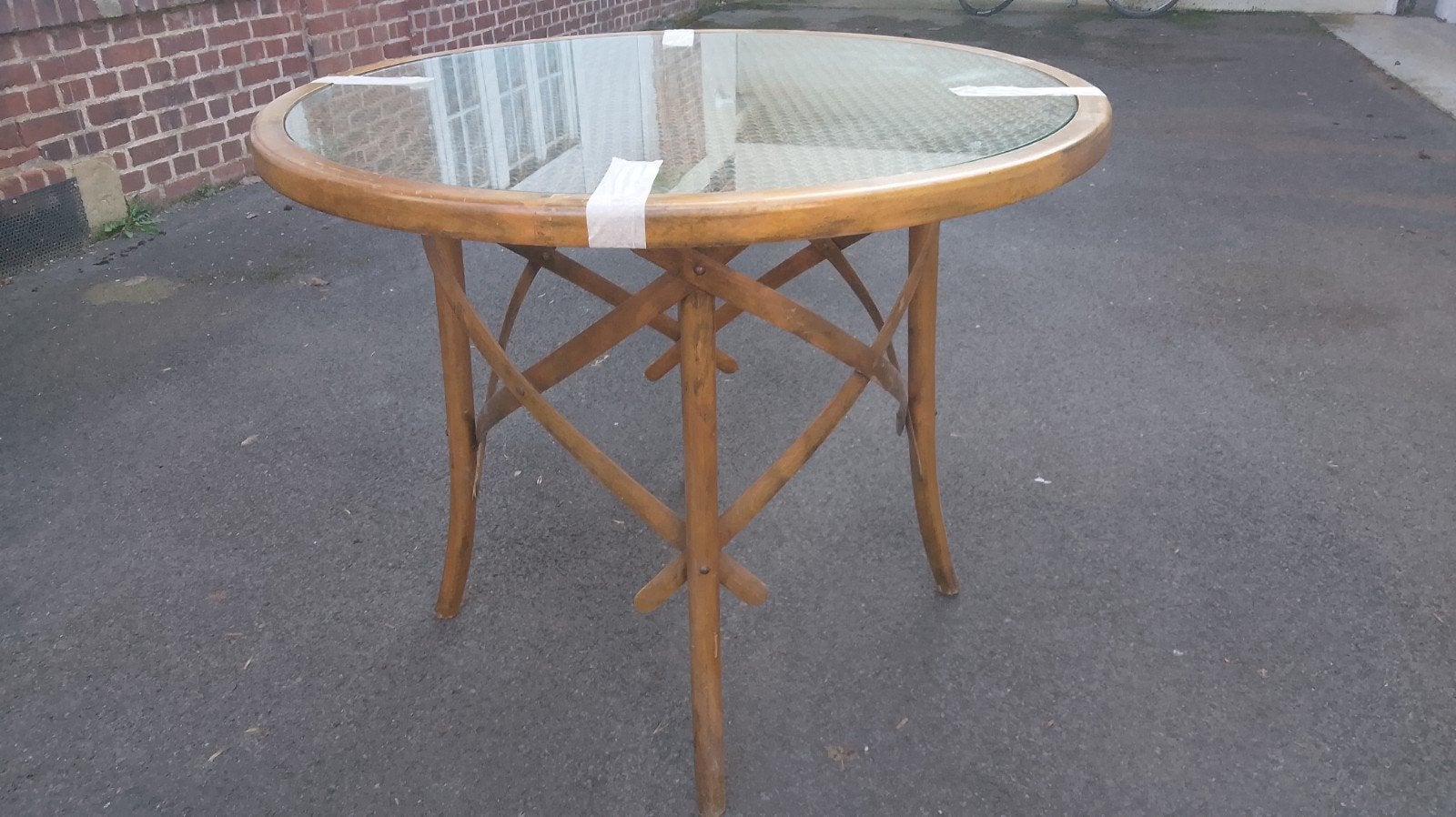 jolie table ronde style Thonet bois courbé et plateau rotin, Enlèvement, Comme neuf, Verre, Thonet bois courbé