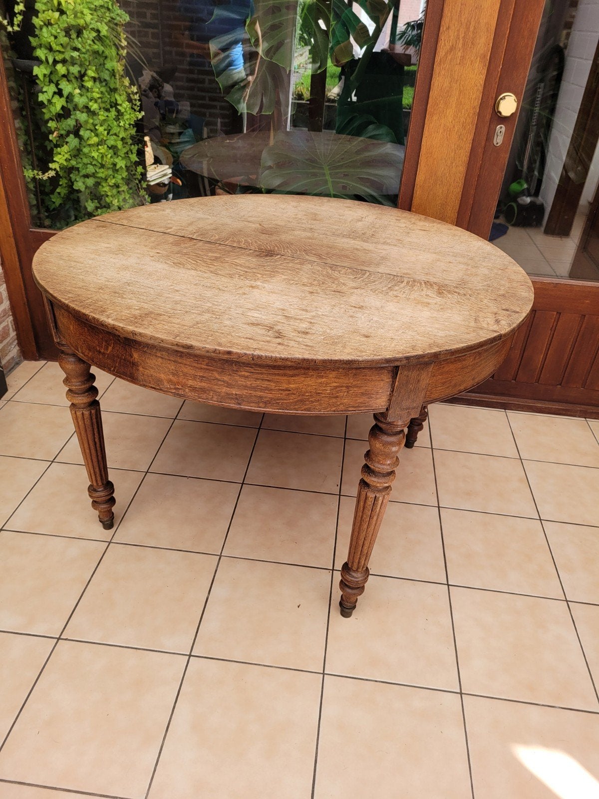 table ronde antique, Enlèvement